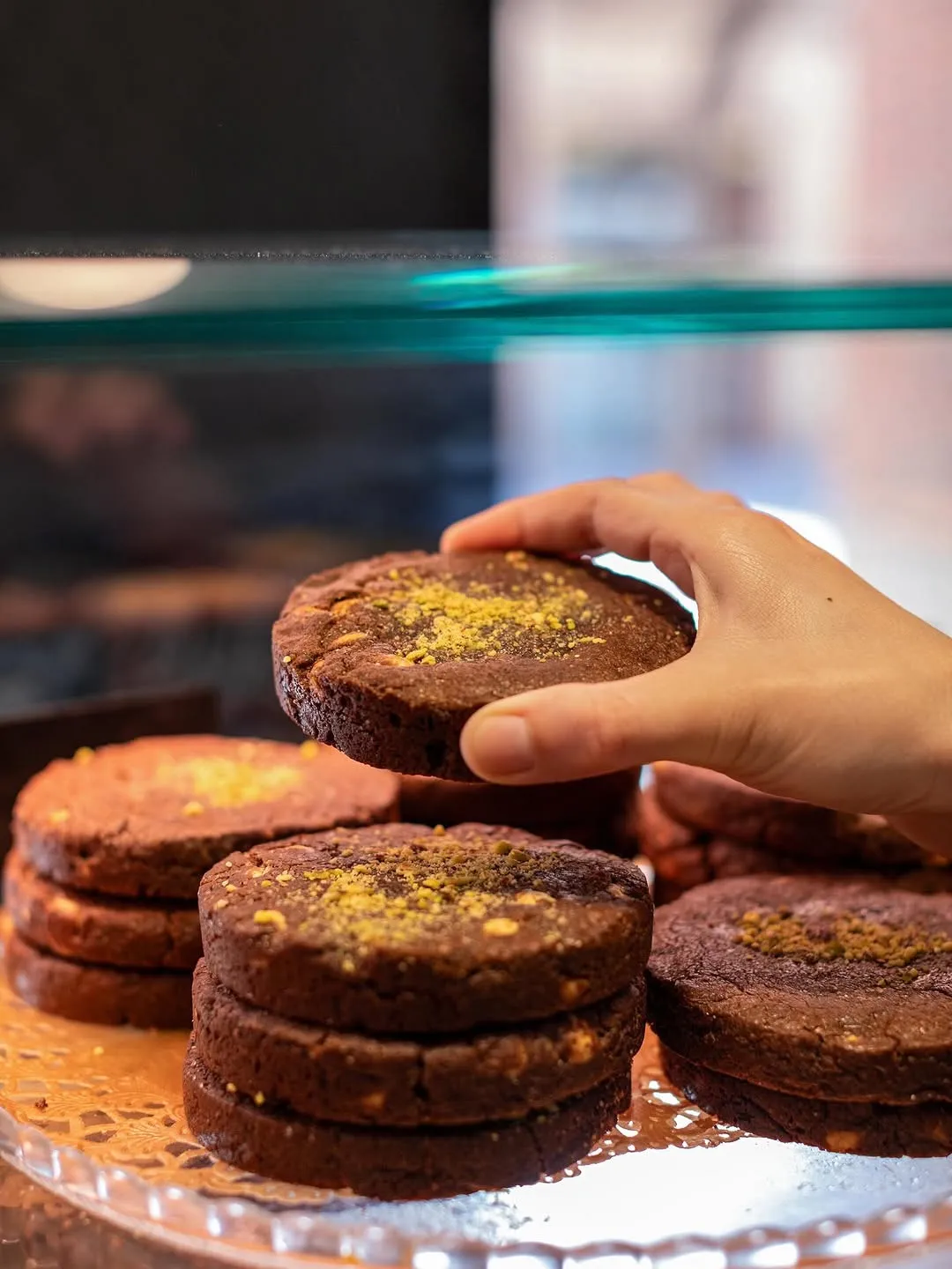 Galetes de xocolata amb festuc apilades.