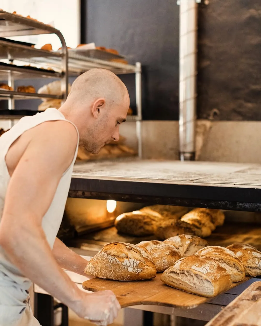 L’Alex treu pans del forn amb la pala.