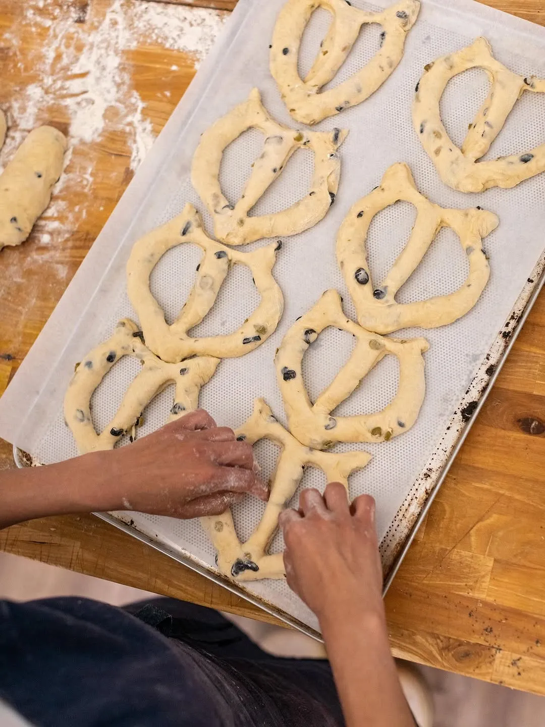 Fougasses crues en forma de fulla sobre una safata.