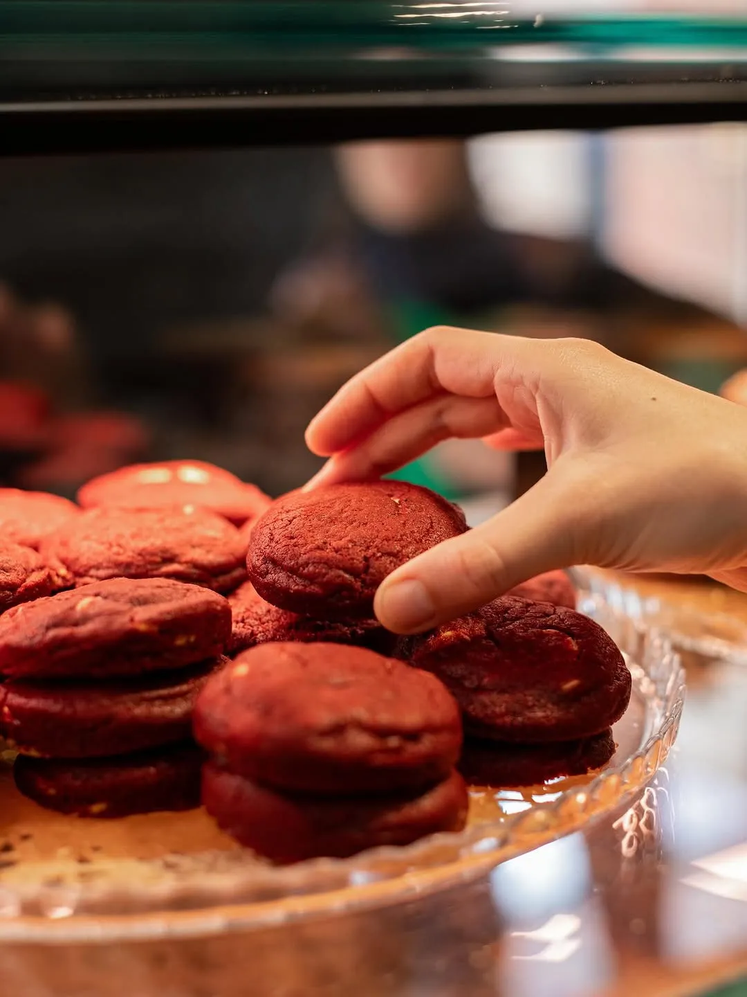 Galetes red velvet en un plat de vidre.